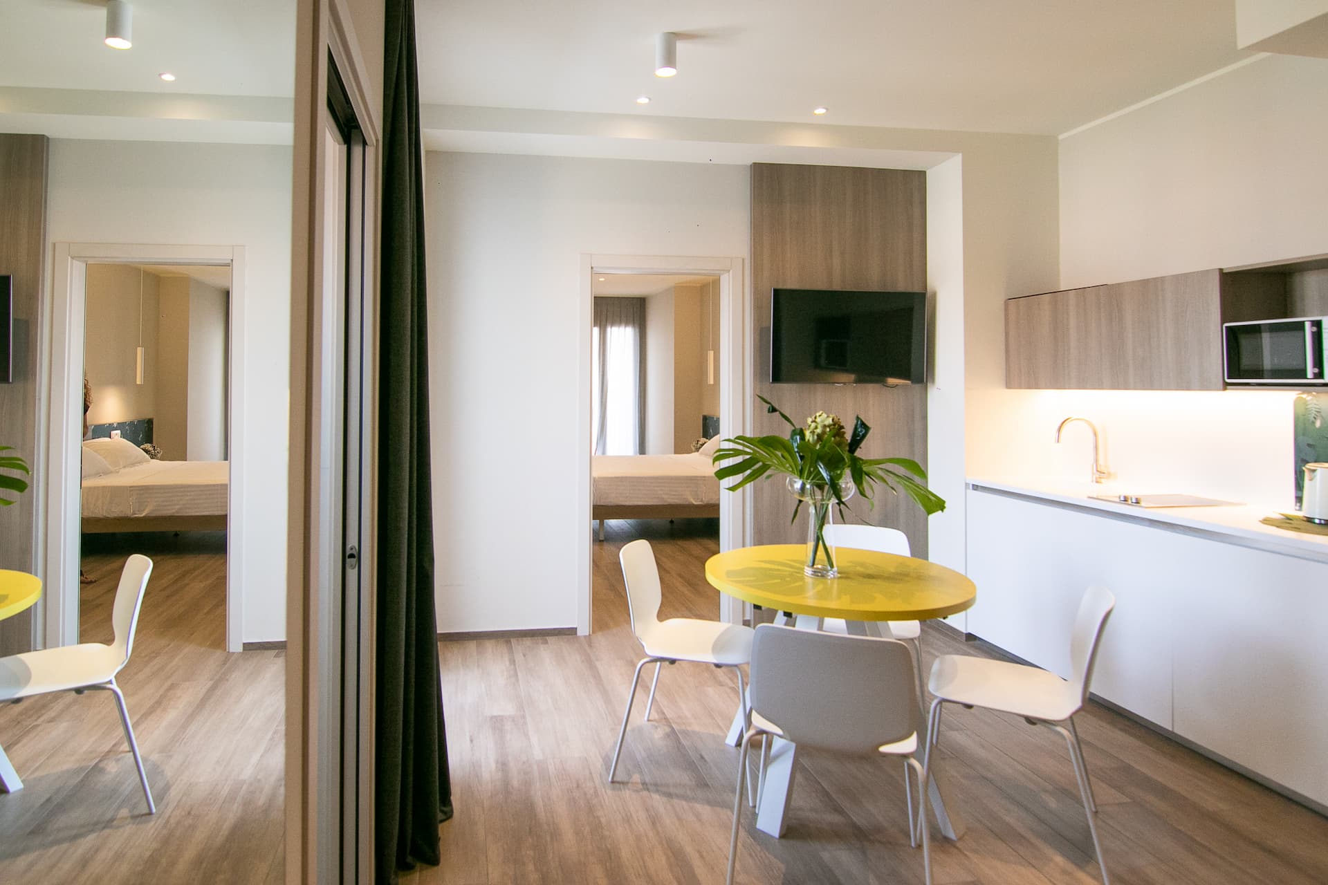 Hollywood_hospitality_2